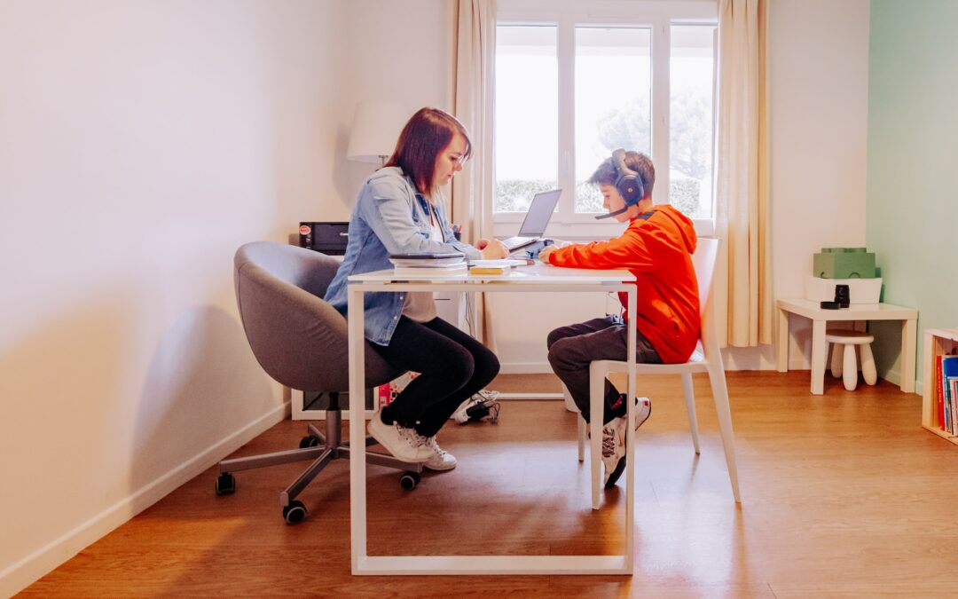 Orthophoniste en séance avec enfant - lignes de base orthophonie en pratique clinique