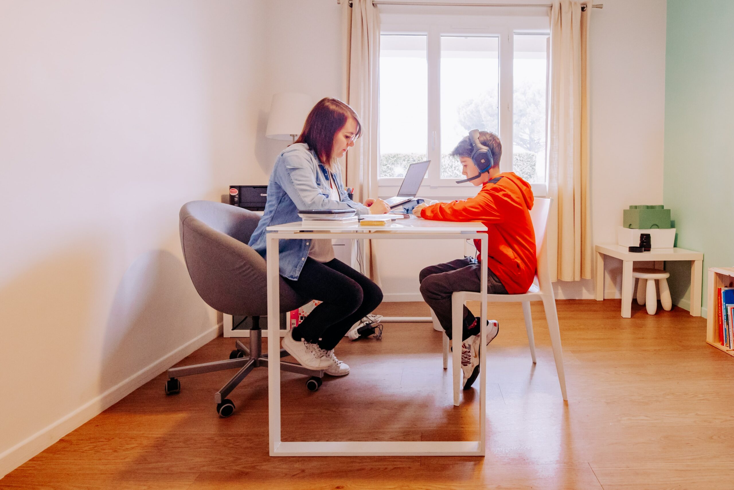 Orthophoniste en séance avec enfant - lignes de base orthophonie en pratique clinique