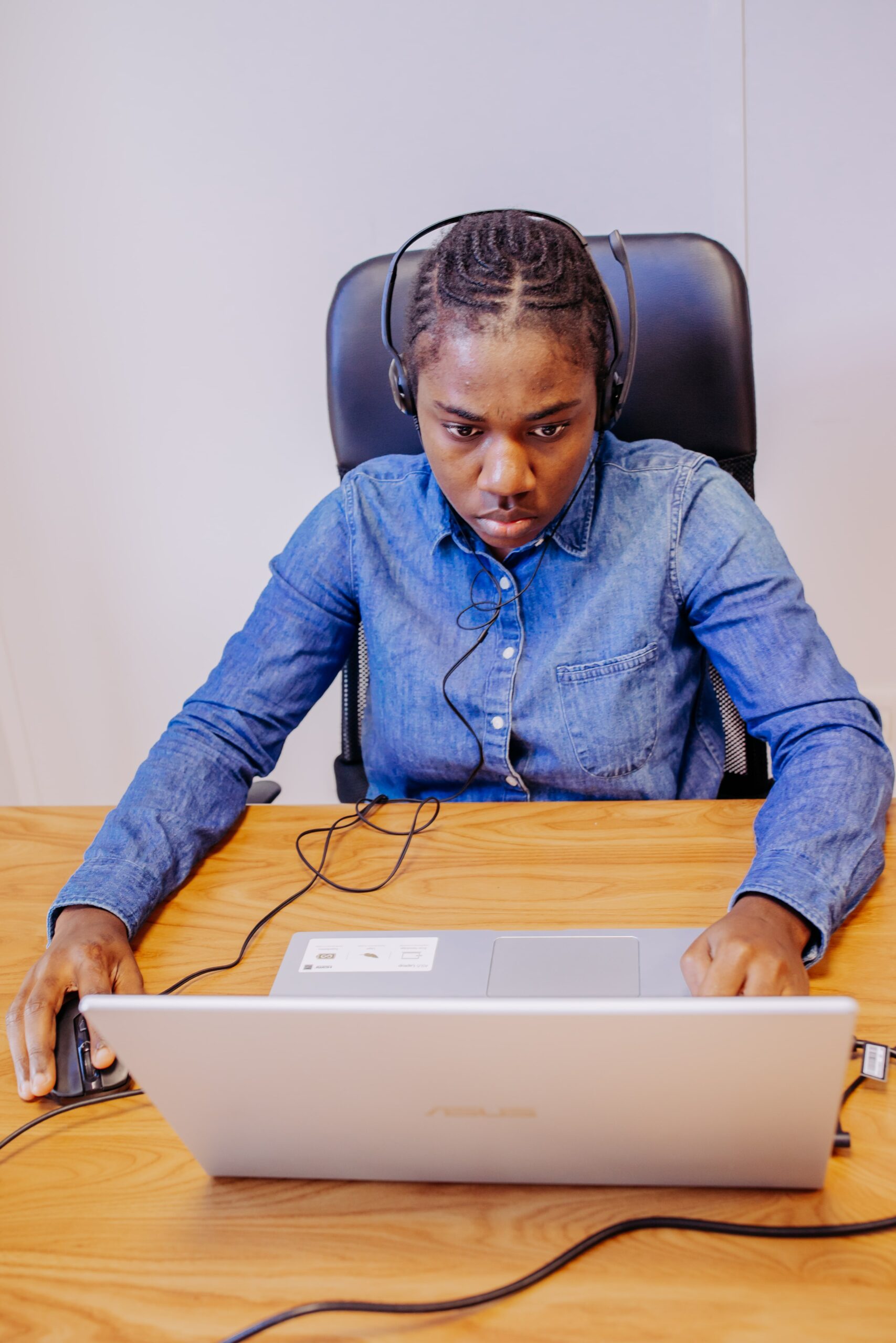 Orthophoniste utilisant un logiciel spécialisé avec casque audio pour la rééducation du langage écrit. Cette image illustre l'utilisation d'outils numériques modernes comme iOlogo qui intègrent les lignes de base et automatisent les routines d'évaluation.