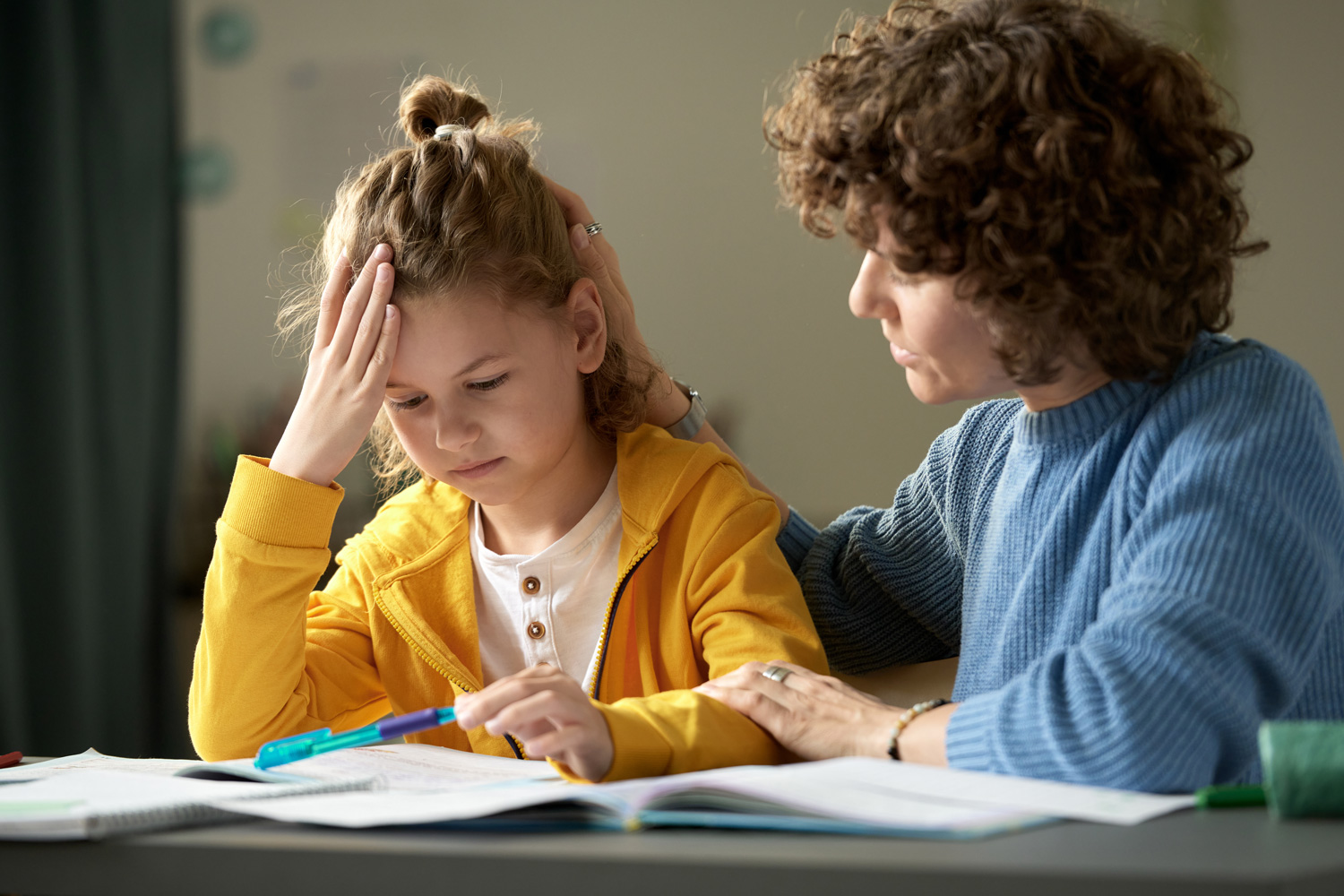 Accompagnement et aide aux devoirs scolaires pour un enfant stressé ou en situation de blocage à la maison